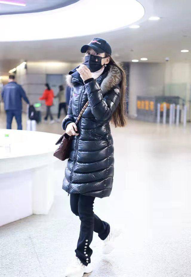显得 吉娜真是太瘦了，羽绒服也能穿出紧身感，背2万包打扮接地气