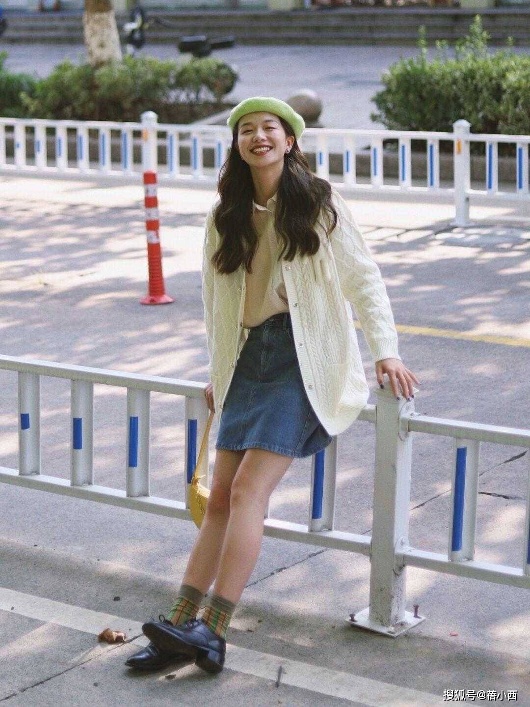 毛衣 今年春季火了这3条半身裙,配毛衣和西装都很合适,好看还实用