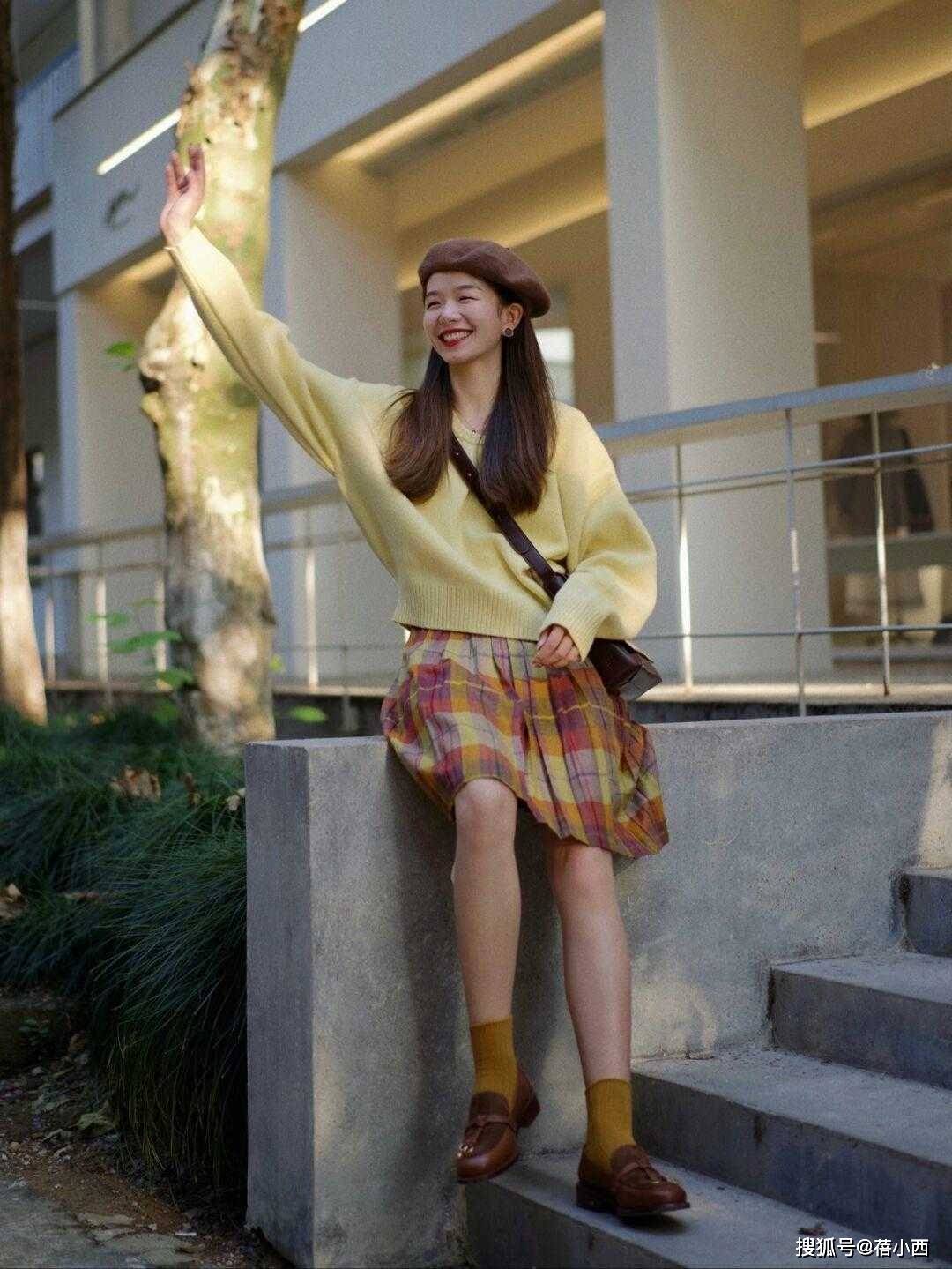 毛衣 今年春季火了这3条半身裙,配毛衣和西装都很合适,好看还实用