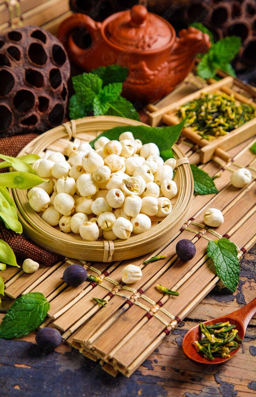 莲子心中苦,人食美味又养颜_银耳莲子羹_身体_功效