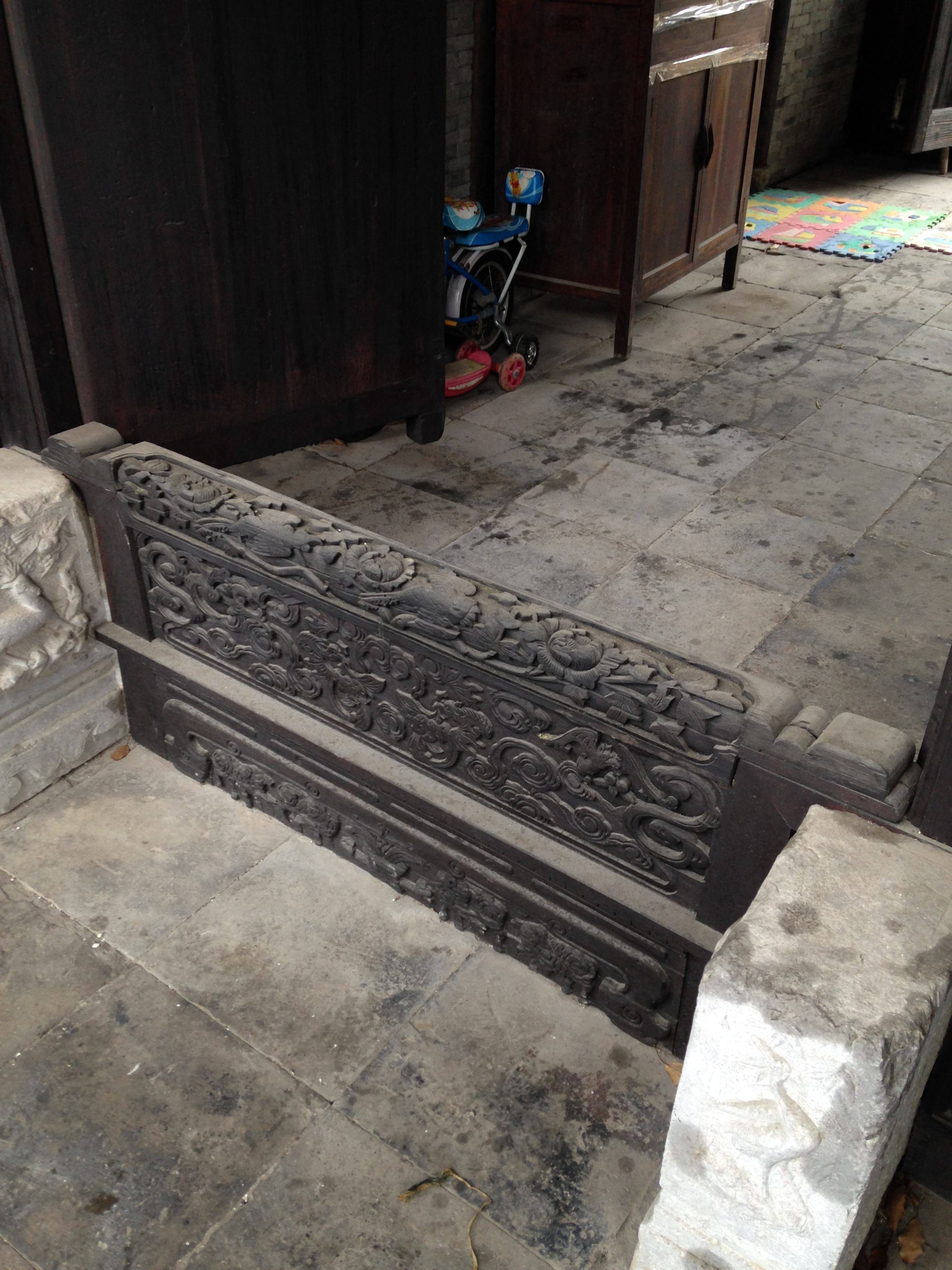 古人有"立不中门,过门不践门坎"的说法,门槛石的来历