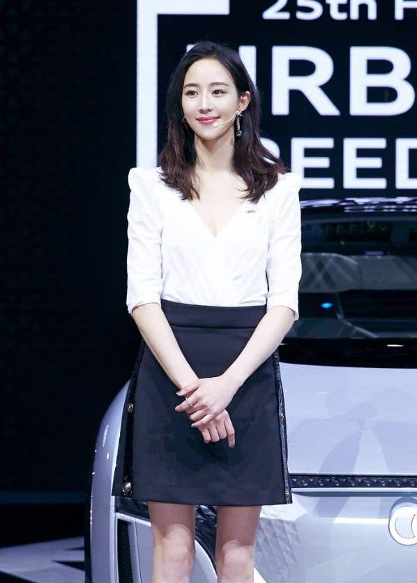 高跟鞋 张钧甯太瘦了，必须用“皮带”系住脚踝鞋才不会掉，但意外时尚！