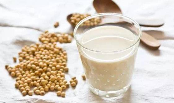 人体女人长斑,显老十岁,甩掉5个行为,常吃6物,皮肤好得不得了