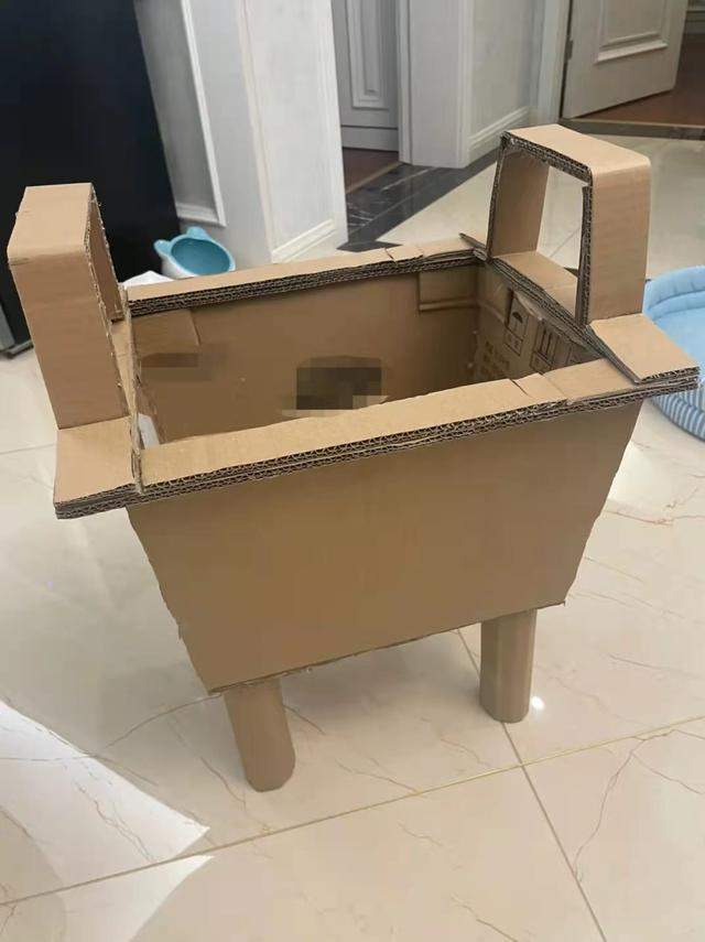 老师布置手工作业用纸箱做青铜器成品让美术老师都自愧不如