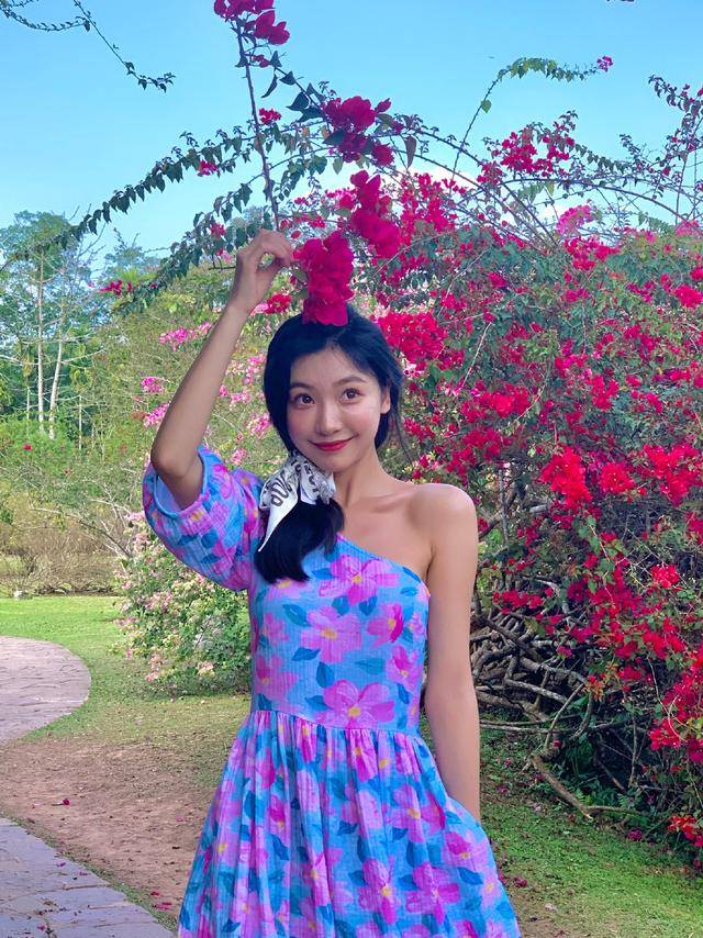 发型情人节妆发造型怎么凸显？看看易梦玲，穿搭变美思路有这三点！