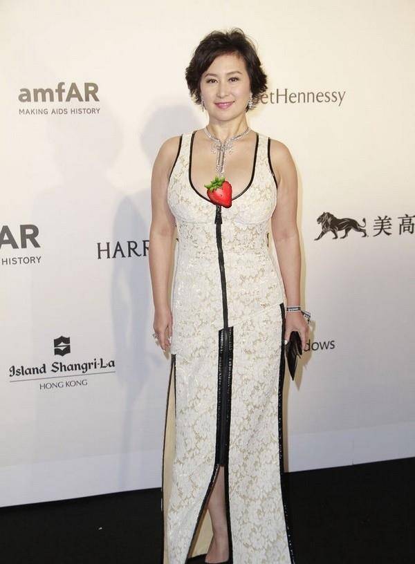 黑色 何超琼到底出身大户人家,同龄人不敢试的芭比粉,她却能穿成贵妇