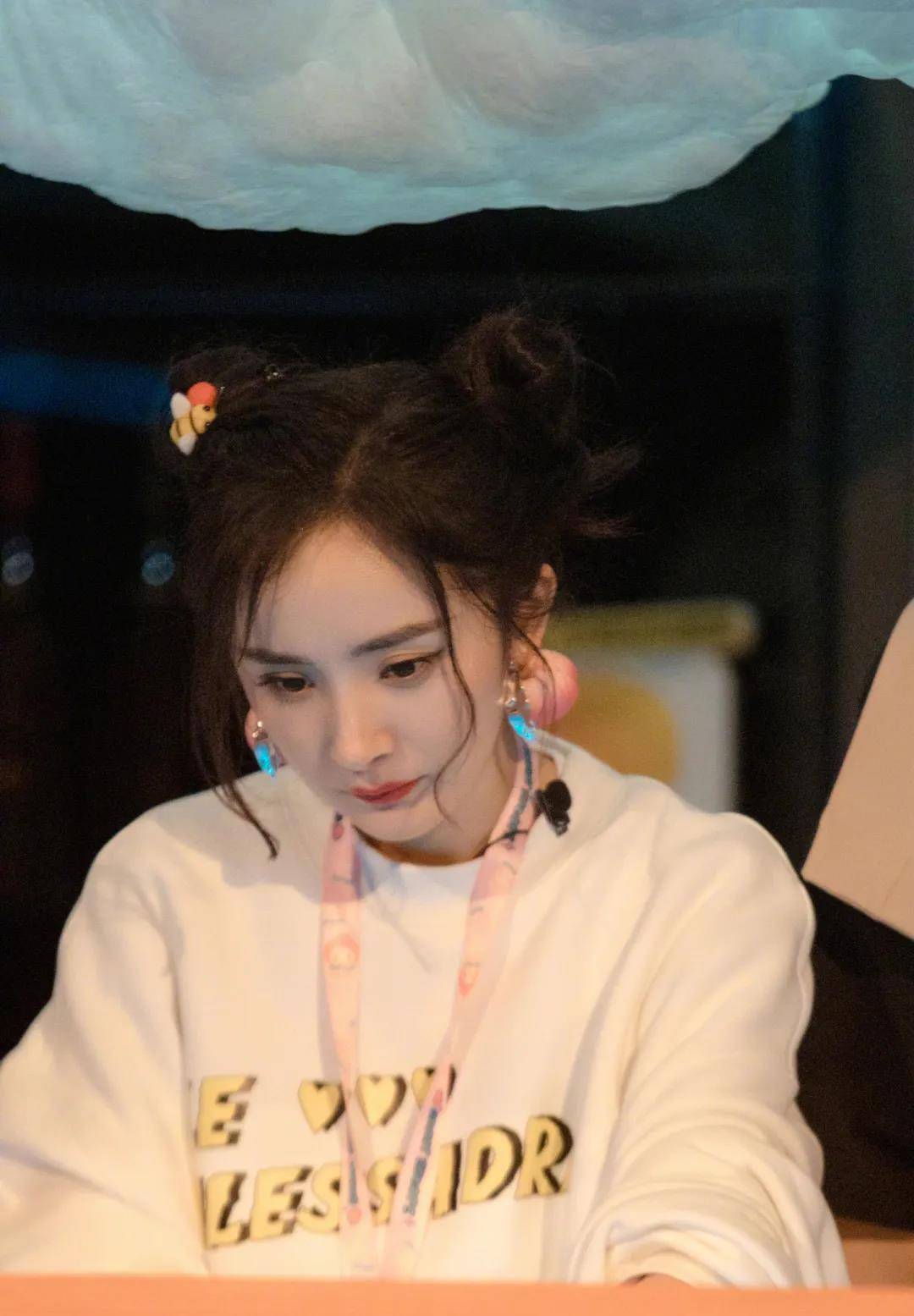 发型好少女！杨幂的新发型也太适合春日踏青了吧