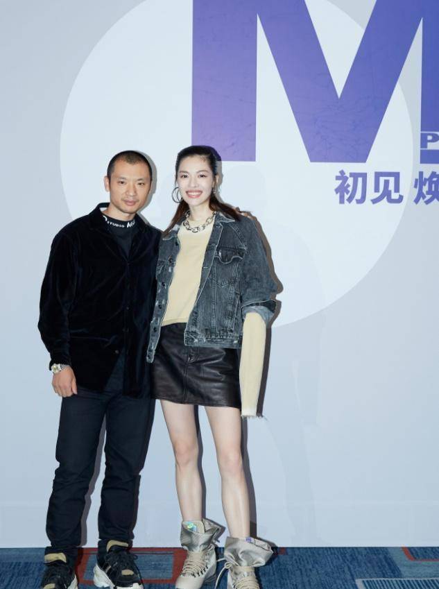 下半身 浅色豹纹吊带衫搭工装裤，涂上姨妈色口红，女神帅到爆