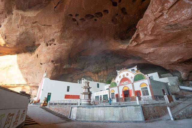 郴州有个风格诡异的寺庙,外形像纸片,棺材直接放洞口_国陵_莲池_建筑