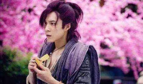 蓝发男星古装挑战染发，朱一龙像化老年妆，何润东却更嫩了！