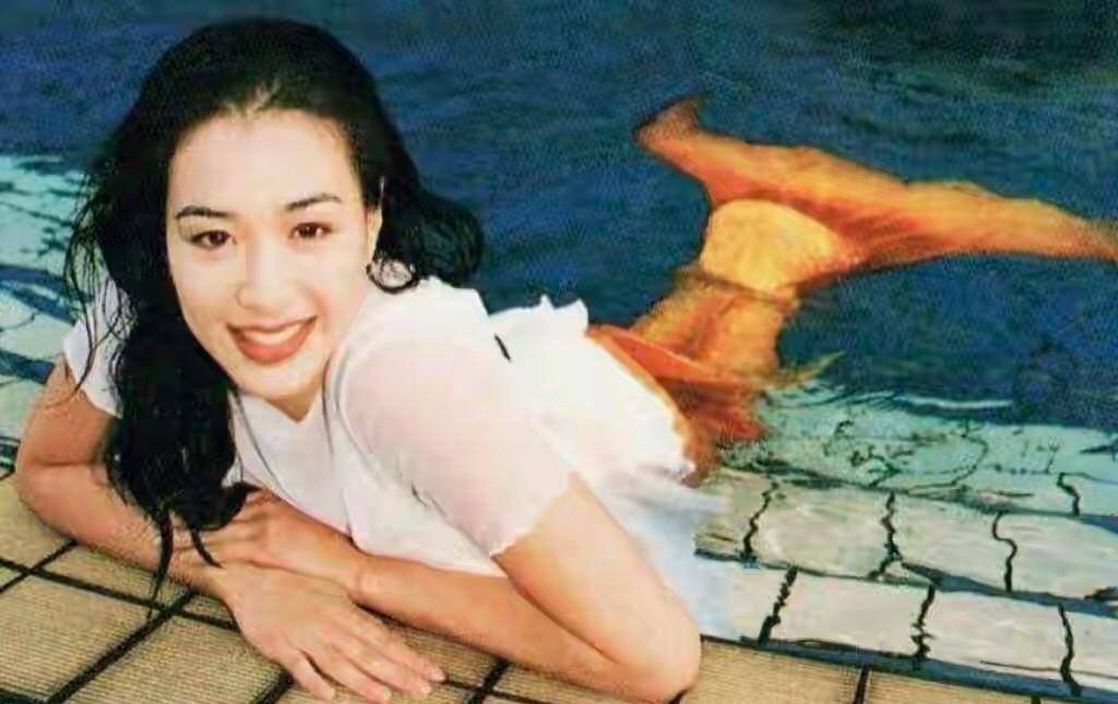 泳池 钟丽缇时隔28年再演美人鱼！穿吊带上衣泳池里游泳，美成童话世界