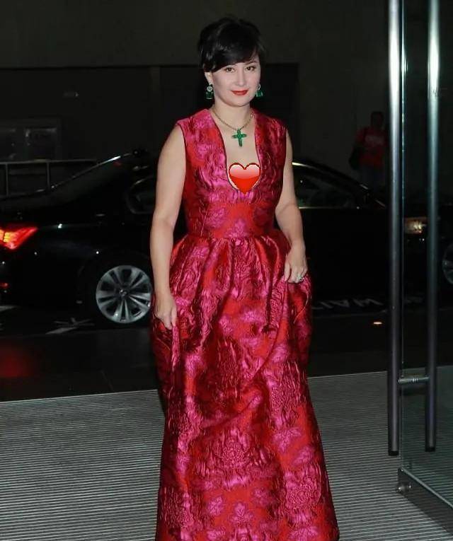 黑色 何超琼到底出身大户人家,同龄人不敢试的芭比粉,她却能穿成贵妇