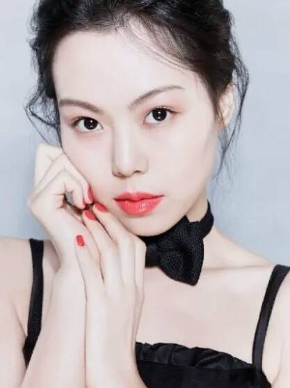 李洙赫|她是至今未婚的柏林影后，他是未离婚的大导演，他们在一起7年了