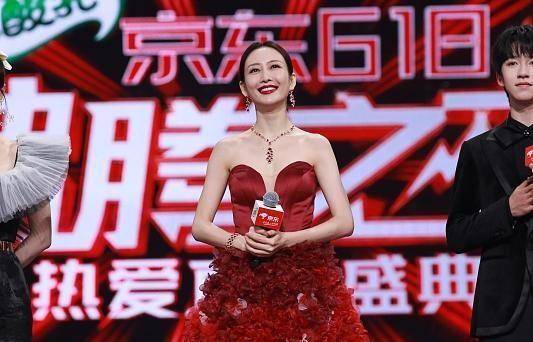 颜色 王鸥怎么这么美啊，就算礼服裙设计的很华丽，也没有她惹眼