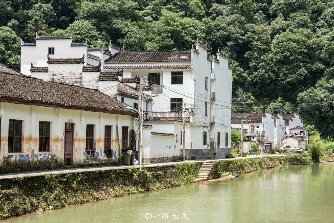 时间|上饶山区隐藏一座圆形古村，三面被水包围，因为偏远而游客罕至