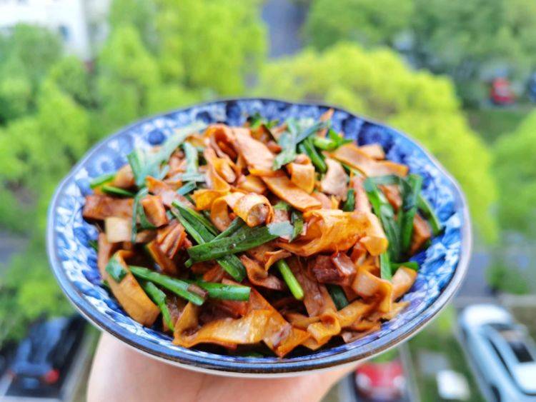 特别是中来做小炒和炖肉,今天和大家分享一道素炒笋衣,做法非常简单