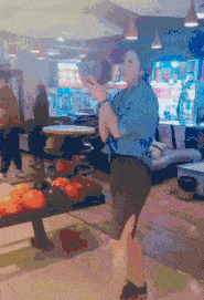 手指|搞笑GIF趣图:陪女友去做了个头发,完事后顺便去逛街