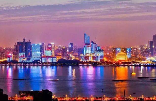 江苏苏州与浙江杭州的2021全年GDP来看，谁综合实力更强？