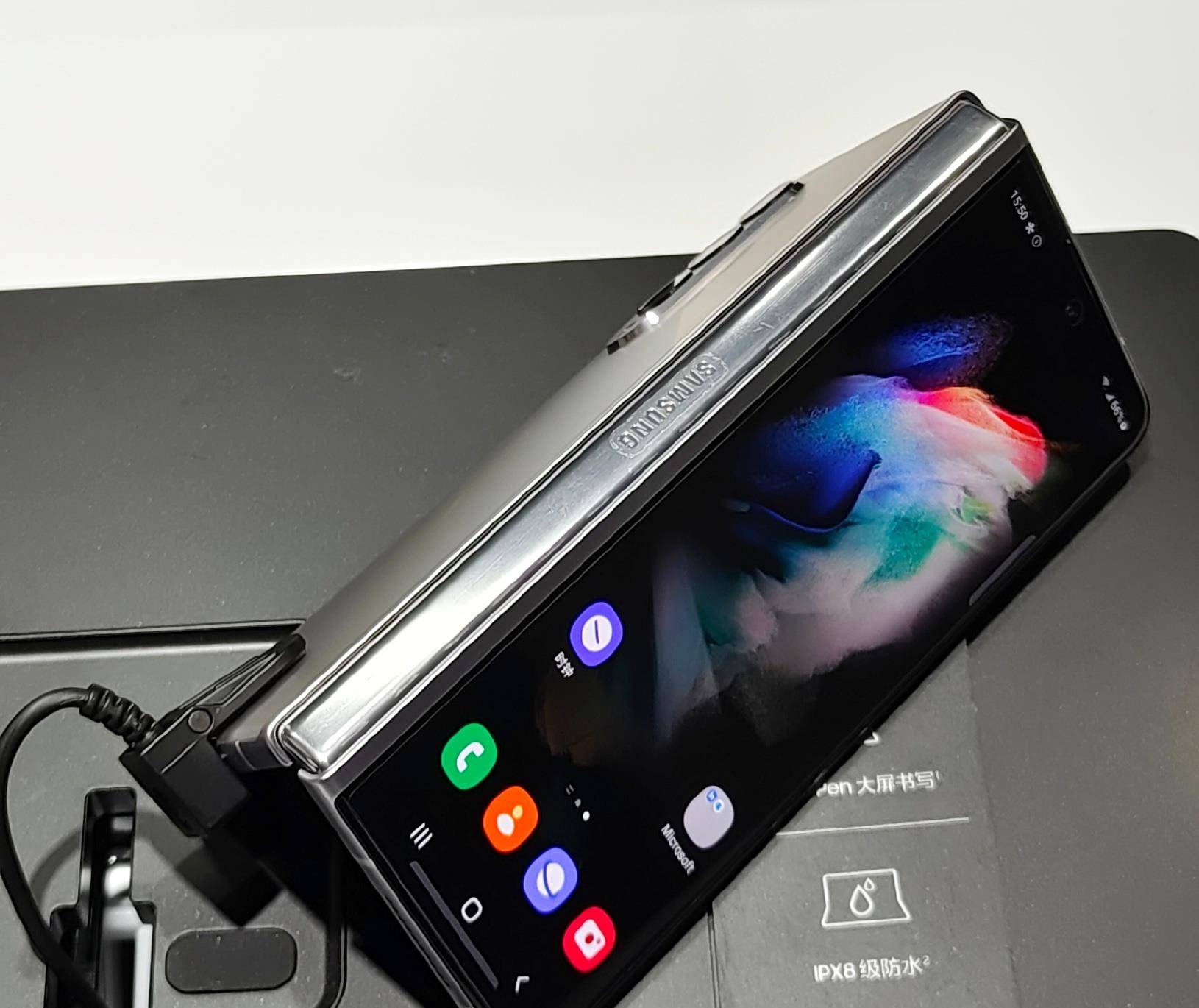 三星发布首款屏下摄像头折叠屏手机,年轻人第一台折叠屏手机来了_屏幕