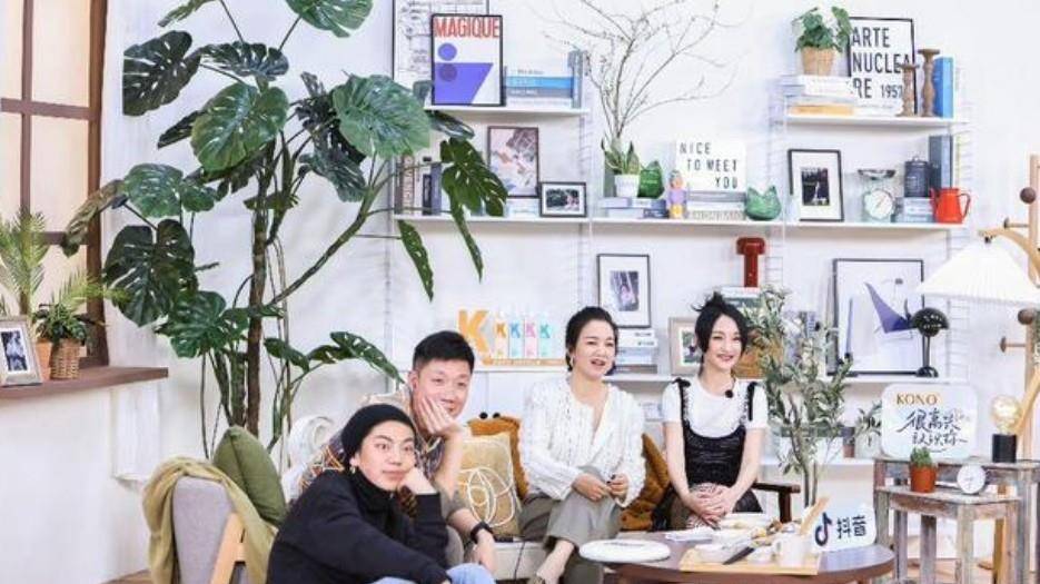 黑色 周迅穿6万的香奈儿现身节目，却显小肚腩身材，穿得贵反而翻车了