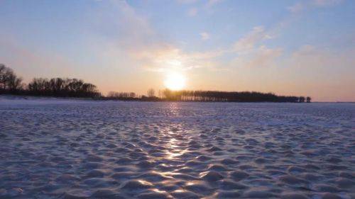 四海|冰封的湖面下全是冰团雪团！“冰汤圆”奇观惊现吉林四海湖