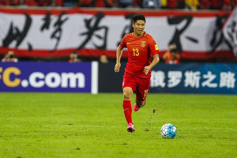 34岁国脚晒海参暗讽球迷,小3岁模特妻子抢镜,价值千万豪宅曝光_赵明剑