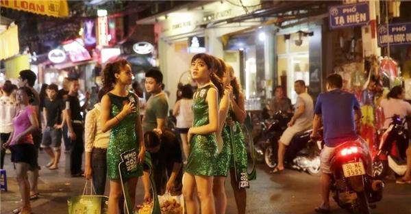 越南一怪异现象：大捆人民币当众摆放在街头，为何无人敢去抢？