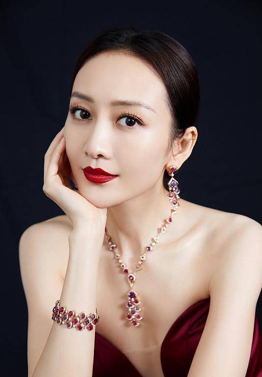 颜色 王鸥怎么这么美啊，就算礼服裙设计的很华丽，也没有她惹眼