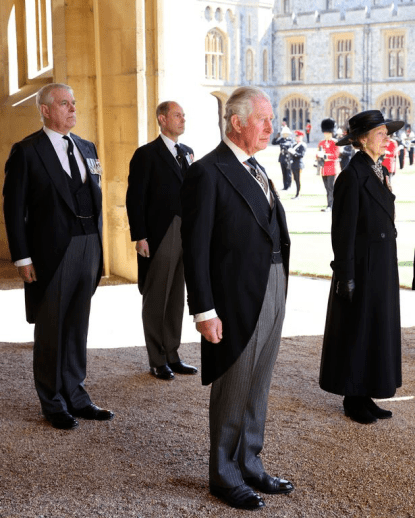 黑色 英国71岁安妮长公主好真实!穿蓝色西装裤气场全开,无惧满脸皱纹