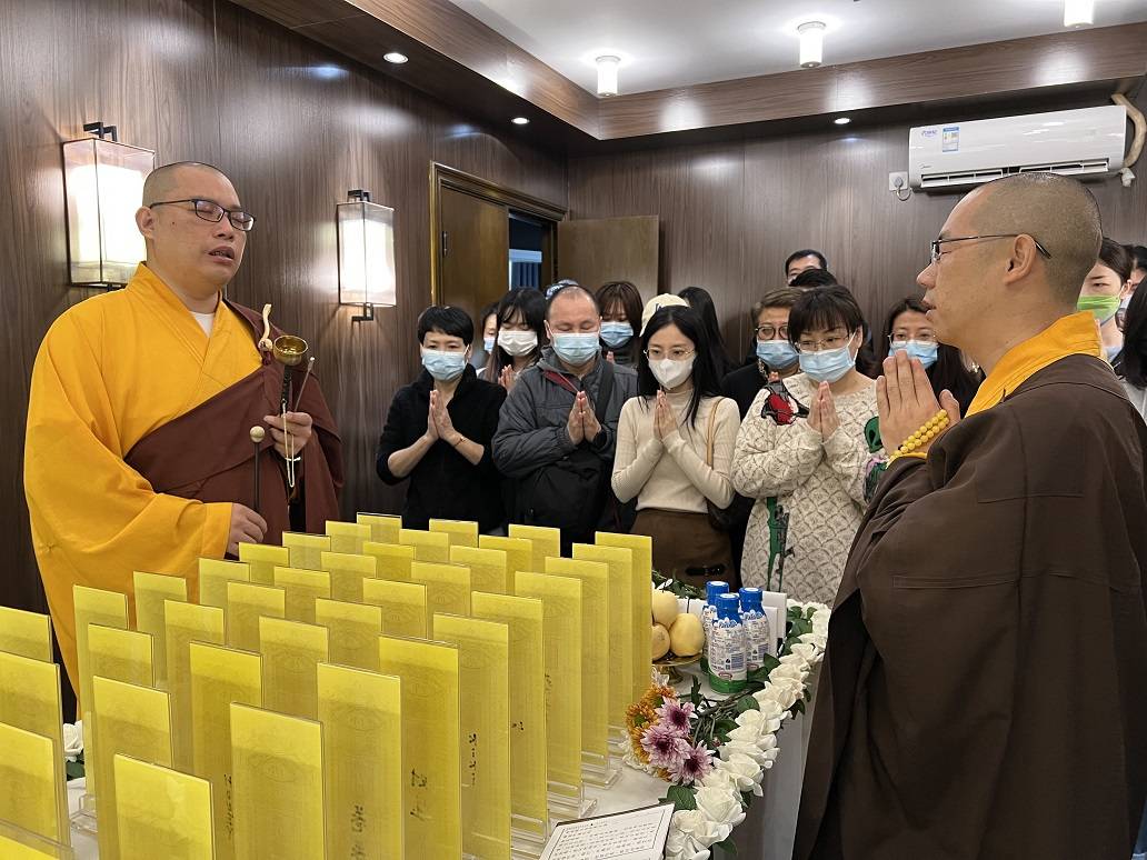 深圳宠物火化品牌携手"宽仁法师"为百只爱宠进行超渡祈福_殡葬_行业