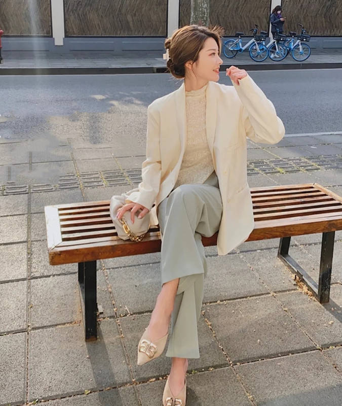 青春 90后妈妈打扮太减龄,5岁儿子跟她出门,看着不像母子更像姐弟