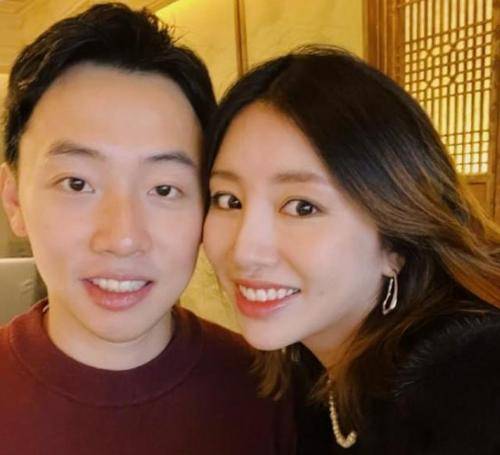 周捷晒孕照,身穿条纹衬衫美貌依旧,丝毫看不出已孕晚期_照片_邹凯_穿