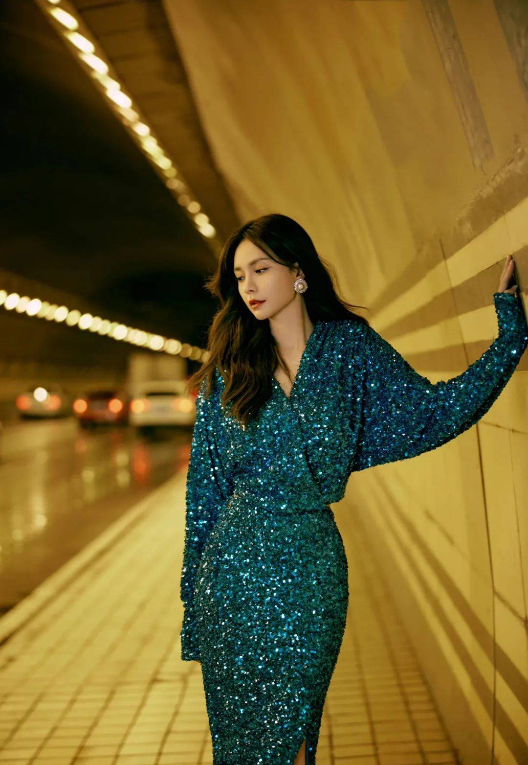 黄圣依 黄圣依、唐嫣、沈梦辰和迪丽热巴的裙装，光泽出现，优雅更为贵气