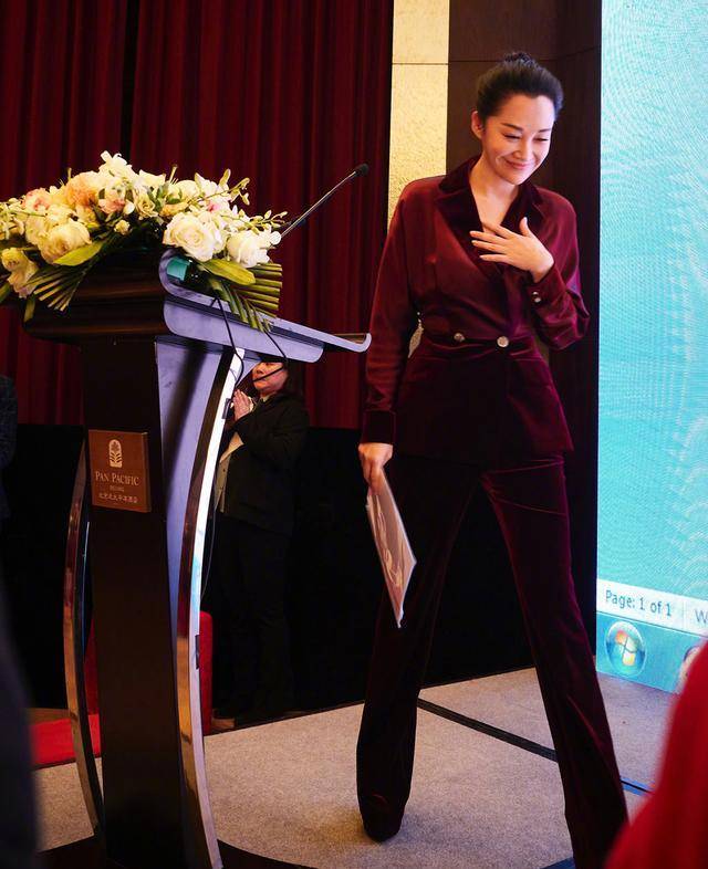 西装 许晴不扮嫩时太迷人，穿丝绒红装秀细腰长腿，50岁的脸嫩而不僵