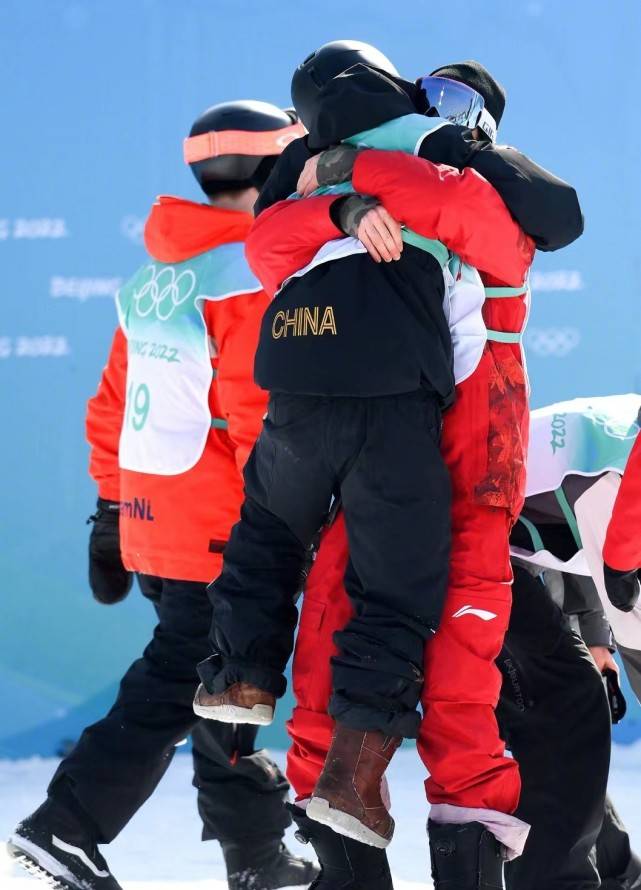 超帅 苏翊鸣一跳封神大爆火！身披国旗成英雄，超帅“刹车” 拿下金牌