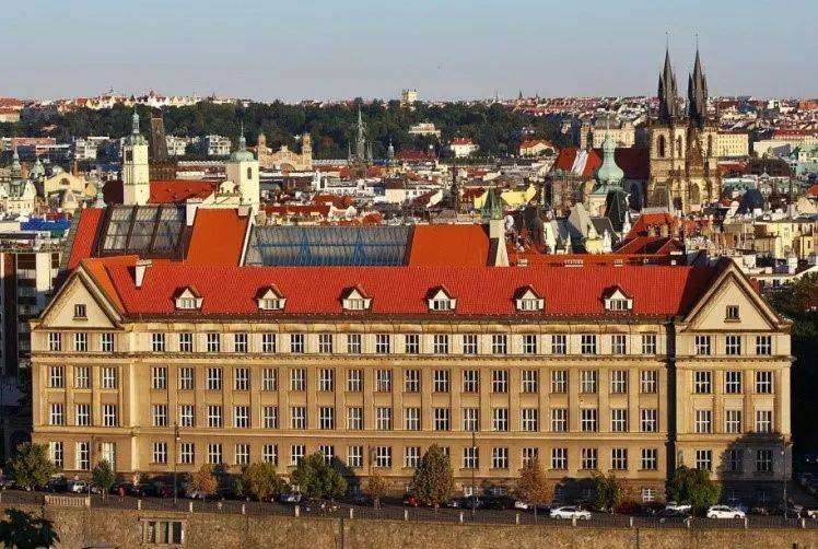 布拉格大学法学院布拉格大学建于1348年,在当时是欧洲新大学的代表