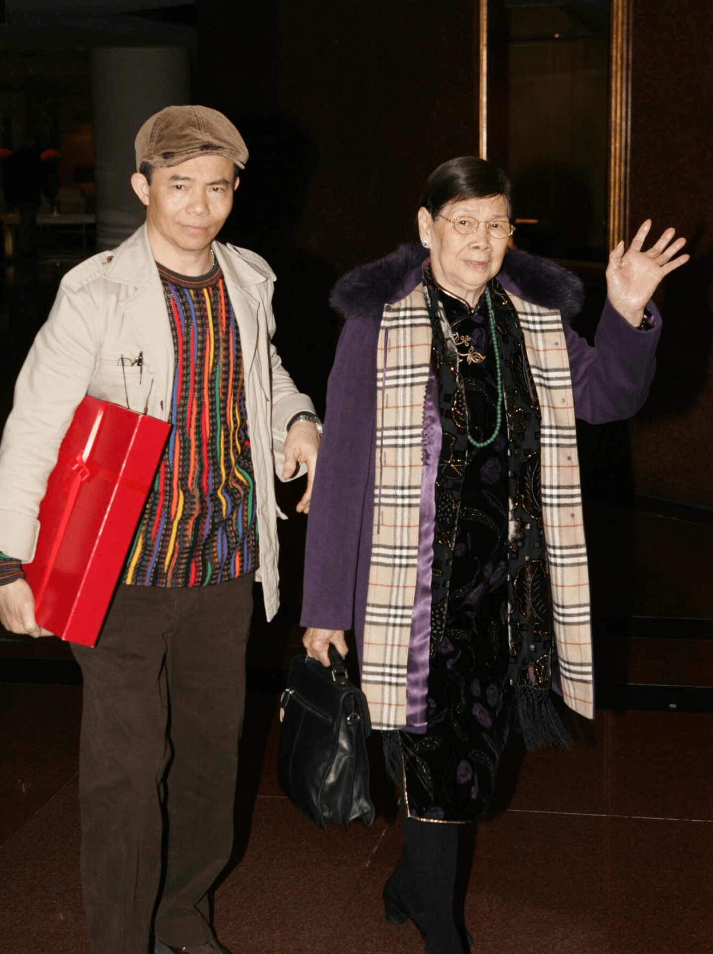 梅启明虽然表现得非常绝望,但又没有到一蹶不振的程度,在受到各方抨击