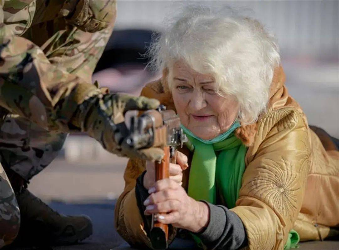 乌克兰组织平民演习 79岁老太练习射击 婴儿车放在一旁 部队 防御 连斯基