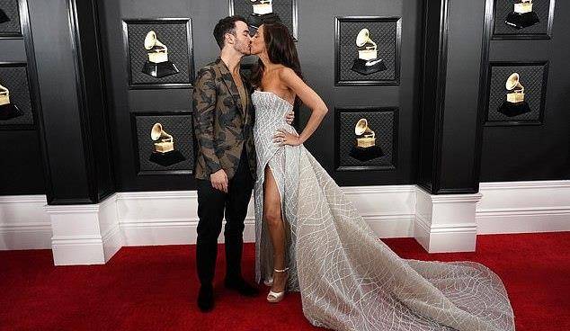 刺绣 37岁印度国宝级巨星和小10岁老公撒狗粮!流苏刺绣深V裙无比时尚