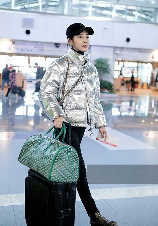 羽绒服 李纯走机场也太时髦了，白色羽绒服配阔腿裤，戴帽子洋气减龄