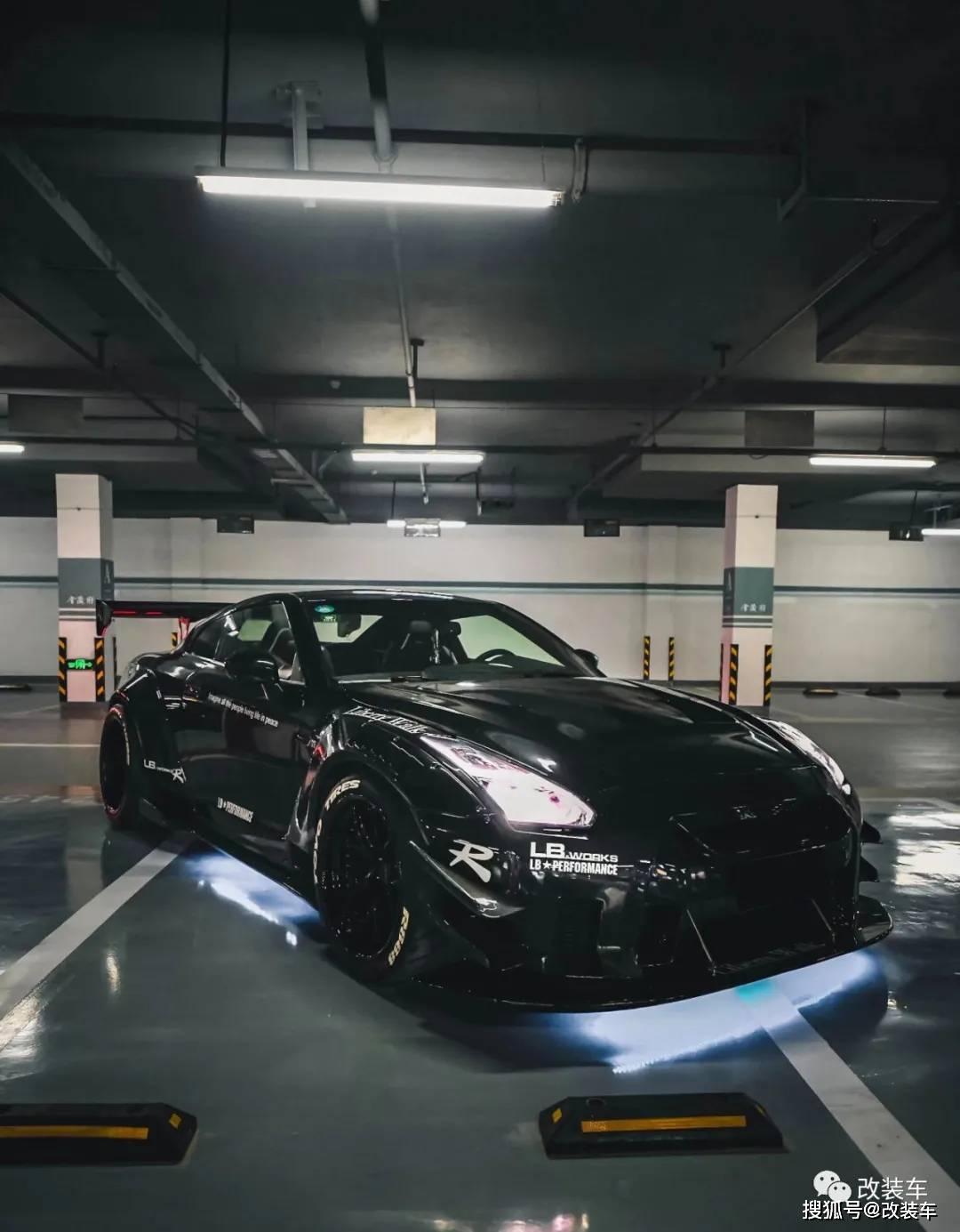 套lb宽体之外,还加上了碳纤维风刀,引擎盖,尾翼,侧裙的加持,全身黑化!