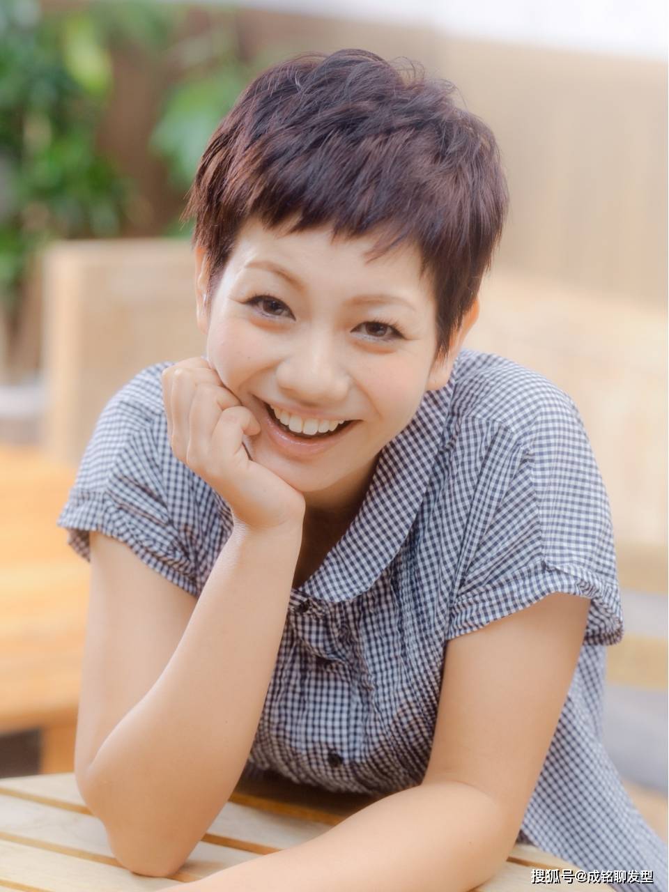 发型45岁女人剪什么短发显年轻？这三种短发时尚又干练，每一款都减龄