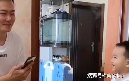 心思|奶爸“偷吃”零食却被娃发现，萌娃一脸鄙视：你个糟老头坏得很