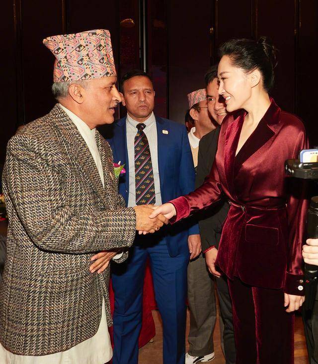 西装 许晴不扮嫩时太迷人，穿丝绒红装秀细腰长腿，50岁的脸嫩而不僵