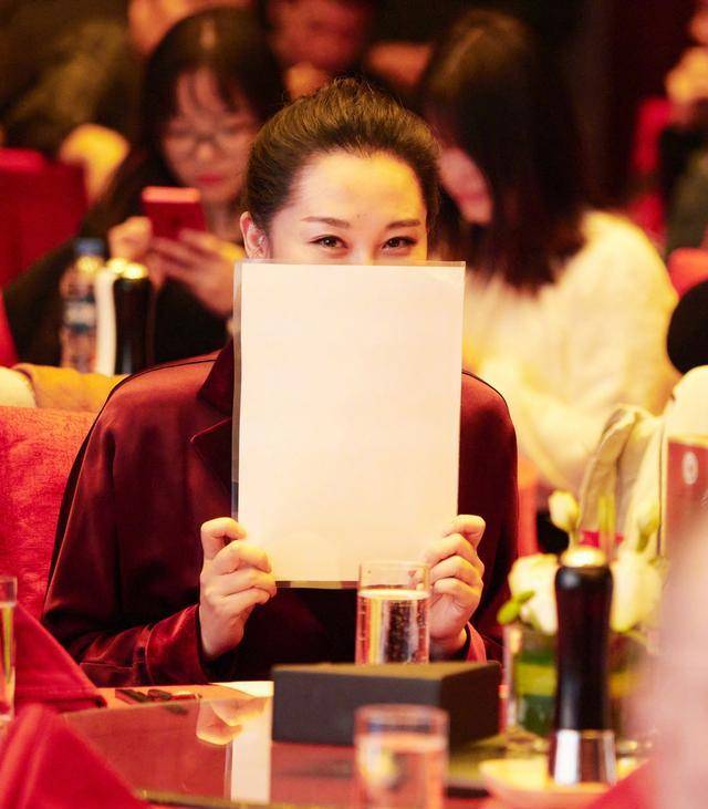 西装 许晴不扮嫩时太迷人，穿丝绒红装秀细腰长腿，50岁的脸嫩而不僵