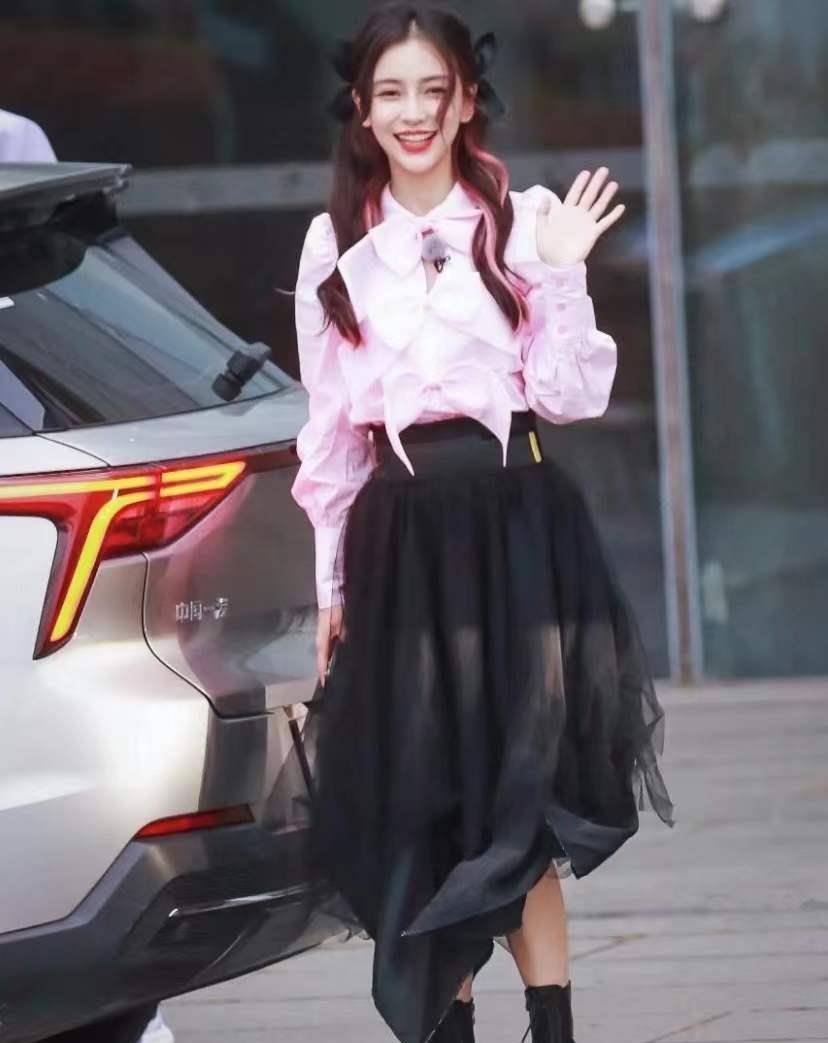 杨颖 离婚后的杨颖越来越大胆，穿牛角大衣+黑色紧身裤，少女感很足