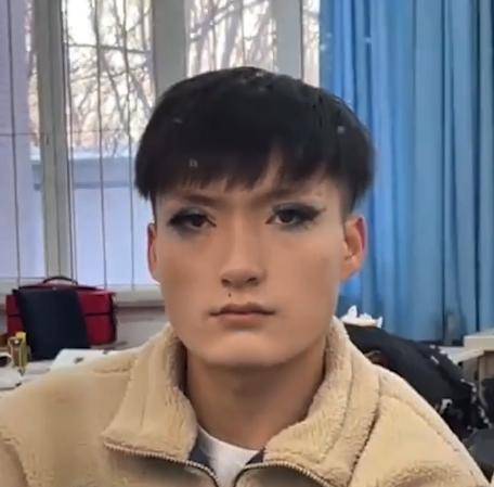 网友辽宁三男生化精致烟熏妆，镜头拉近看脸型后笑喷：为人一定很方正