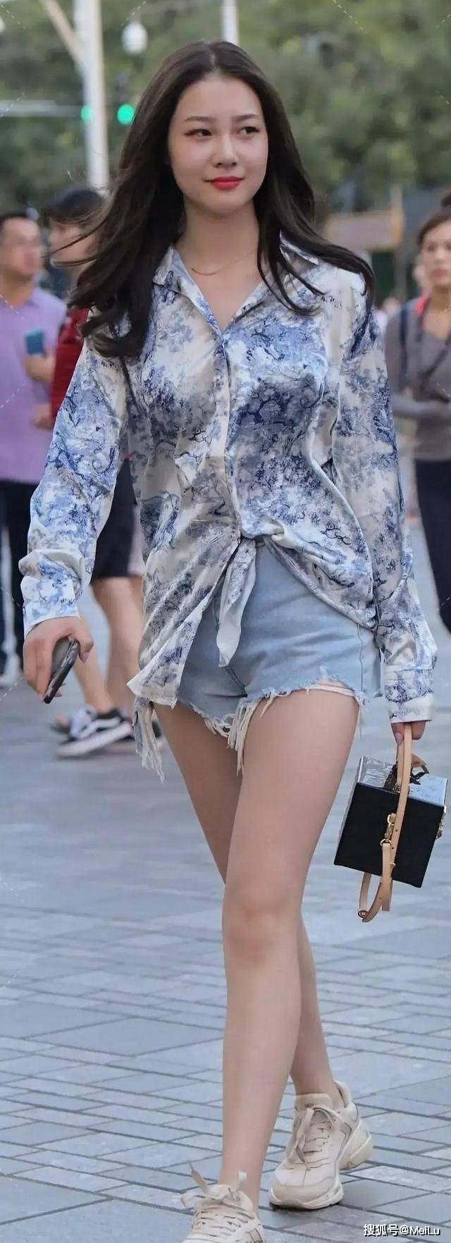 喇叭裤 穿搭出众“大方”的美女，可以更好地展现自己，似乎成了一种潮流