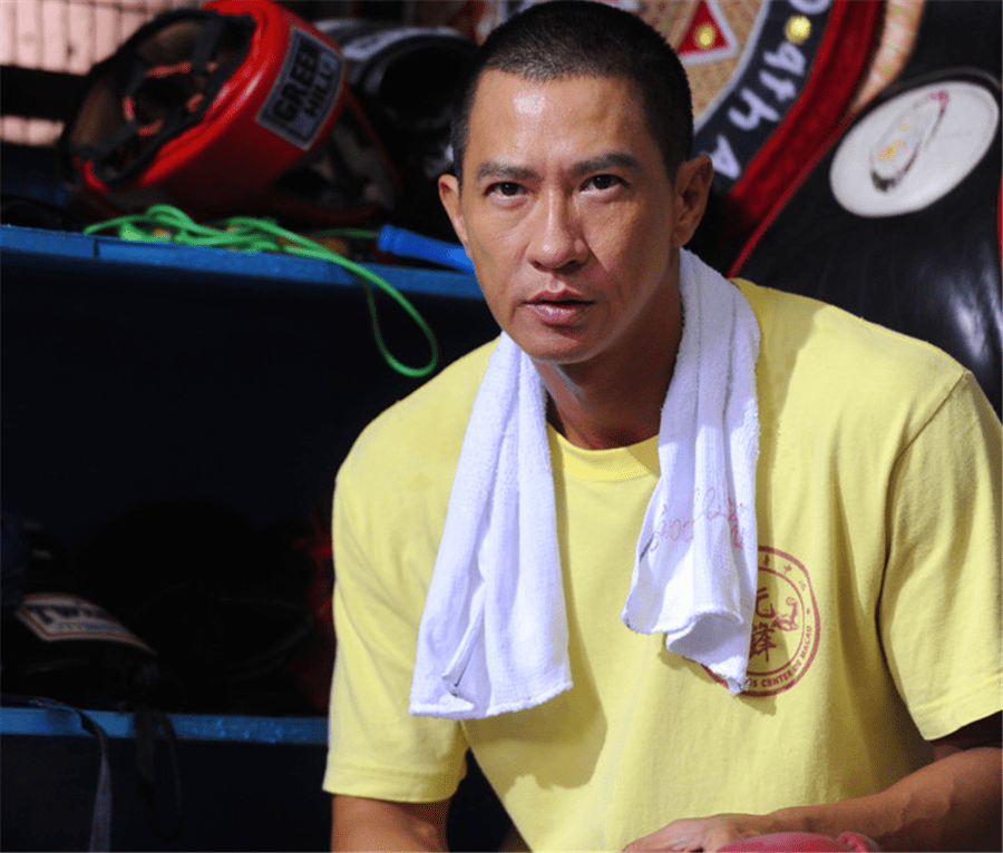 55岁张家辉参加陈木胜葬礼后再现身,身形暴瘦,小动作网友大赞_关咏荷