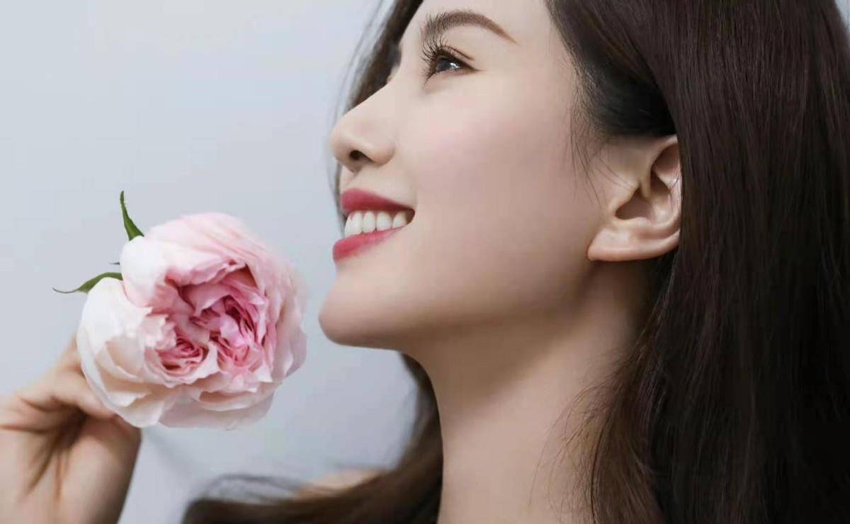 营业 刘诗诗元宵营业照造型封神！穿露肩白裙秀天鹅颈，吴奇隆到宝了